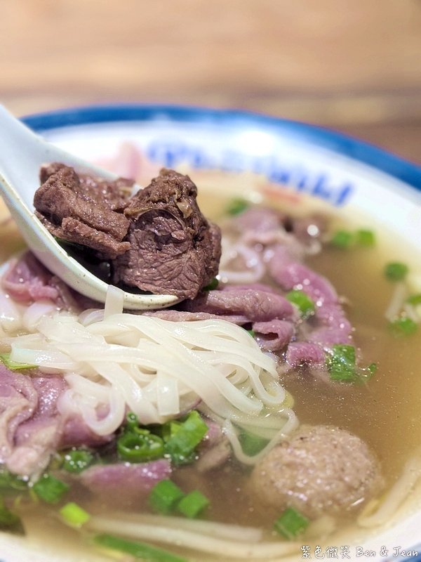 羅東美食新亮點!Phở Wild越式生牛肉河粉,道地越南風酥脆越式法國麵包。