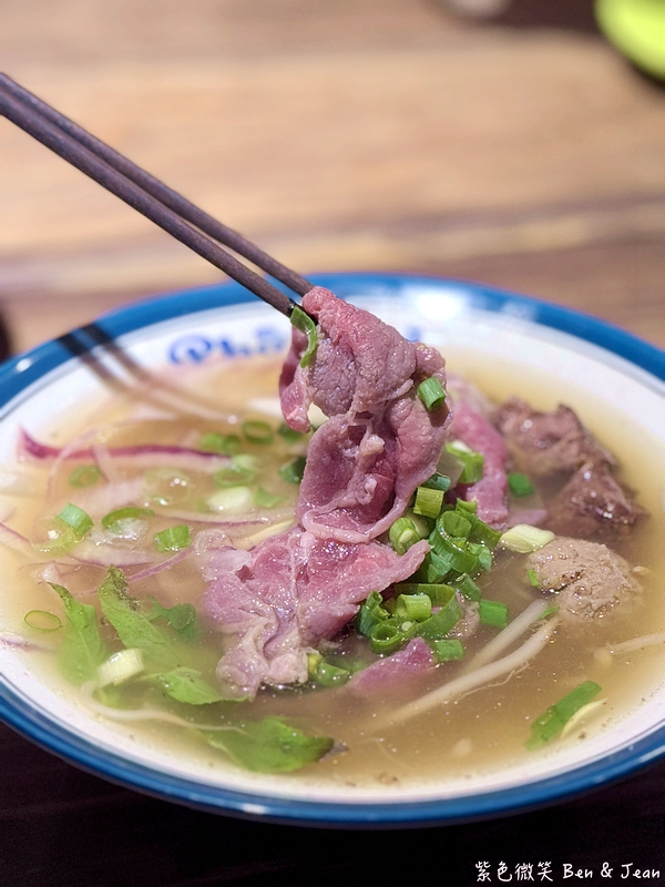 羅東美食新亮點!Phở Wild越式生牛肉河粉,道地越南風酥脆越式法國麵包。