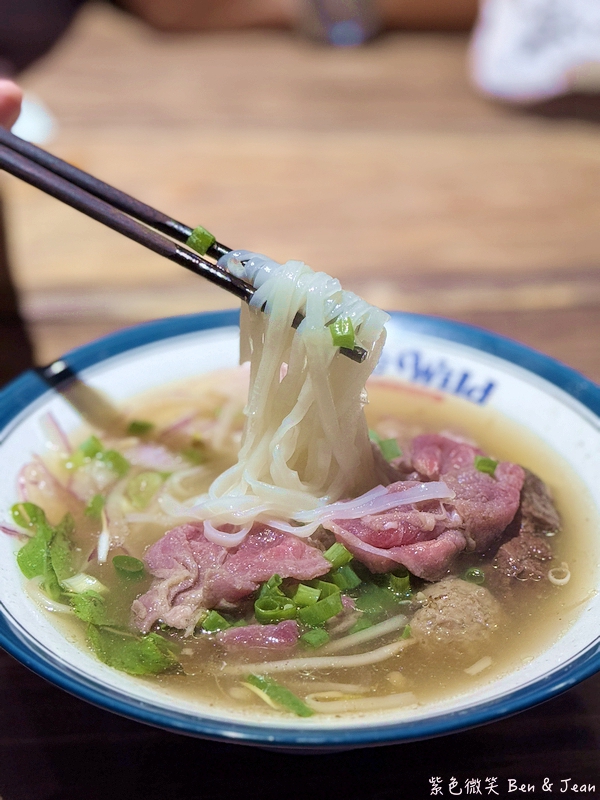 羅東美食新亮點!Phở Wild越式生牛肉河粉,道地越南風酥脆越式法國麵包。