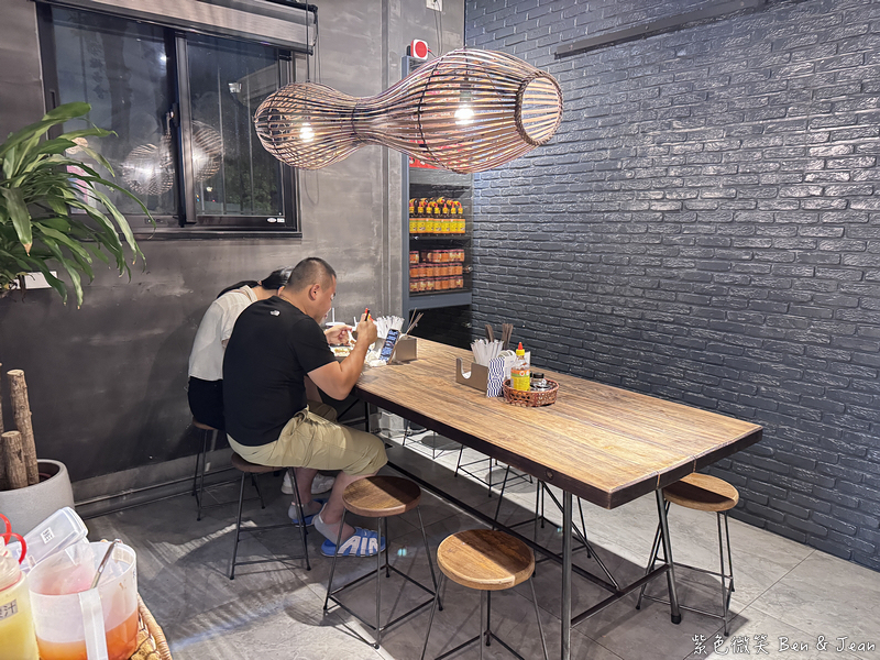 羅東美食新亮點!Phở Wild越式生牛肉河粉,道地越南風酥脆越式法國麵包。