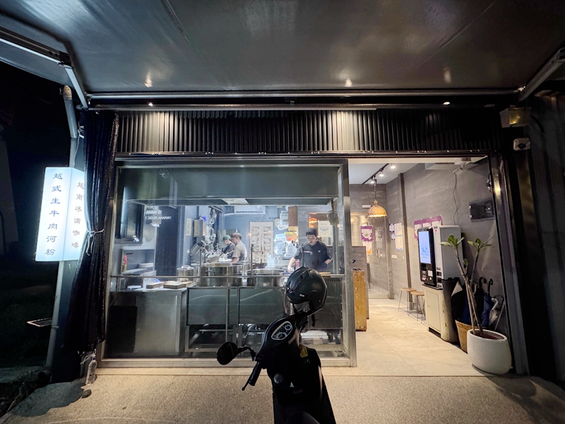 羅東美食新亮點!Phở Wild越式生牛肉河粉,道地越南風酥脆越式法國麵包。