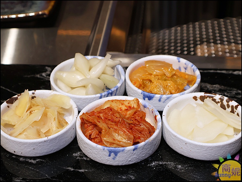 台中唯一正宗韓式炭烤鰻魚！專人代烤、小菜湯品生菜無限續，澎湃鰻魚套餐CP值超高-商妮吃喝遊樂