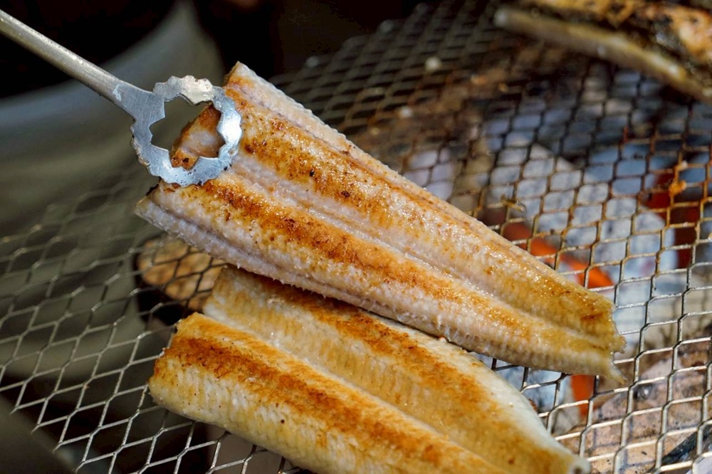 台中烤鰻魚首選！爆紅韓式烤鰻魚名店鰻鰻烤插旗，韓式烤肉專人代烤一次吃。