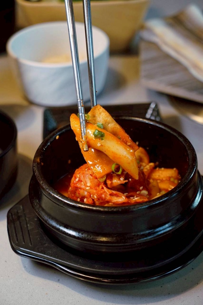 台中烤鰻魚首選！爆紅韓式烤鰻魚名店鰻鰻烤插旗，韓式烤肉專人代烤一次吃。