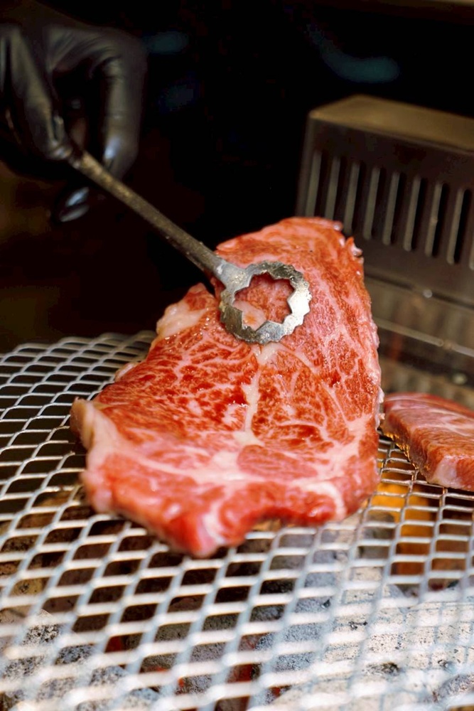 台中烤鰻魚首選！爆紅韓式烤鰻魚名店鰻鰻烤插旗，韓式烤肉專人代烤一次吃。