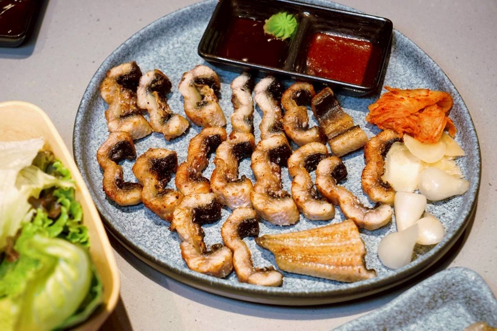 台中烤鰻魚首選！爆紅韓式烤鰻魚名店鰻鰻烤插旗，韓式烤肉專人代烤一次吃。