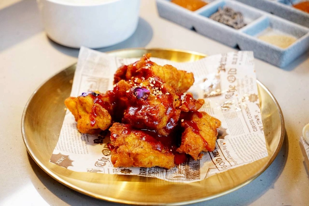 台中烤鰻魚首選！爆紅韓式烤鰻魚名店鰻鰻烤插旗，韓式烤肉專人代烤一次吃。