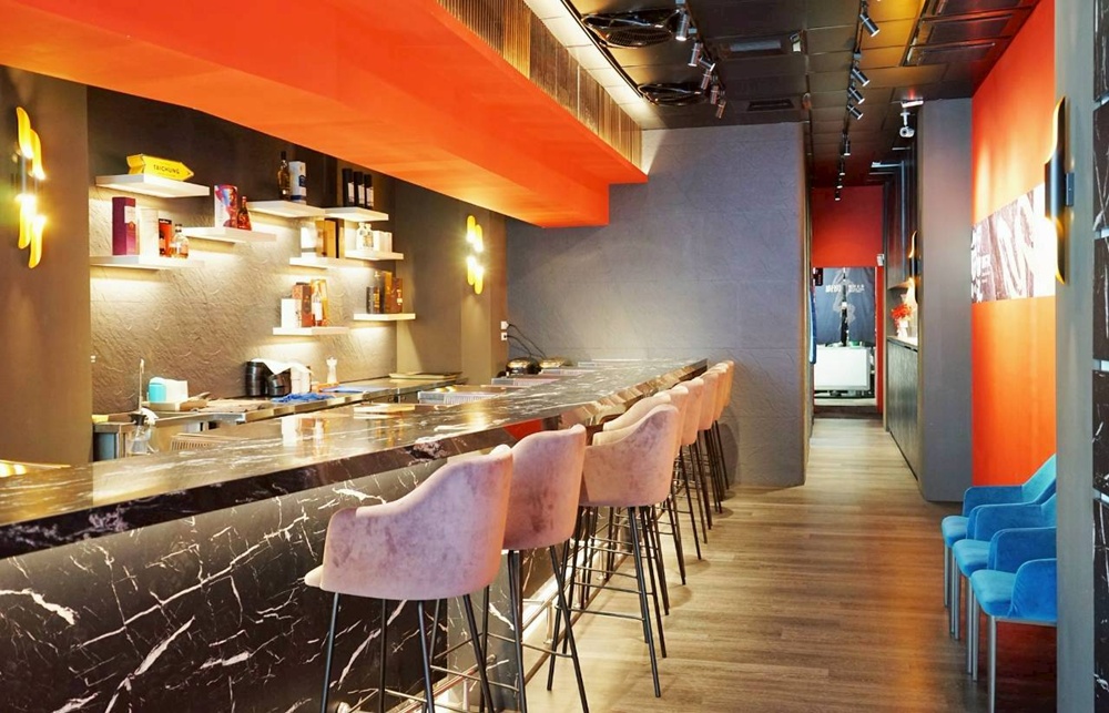 台中烤鰻魚首選！爆紅韓式烤鰻魚名店鰻鰻烤插旗，韓式烤肉專人代烤一次吃。