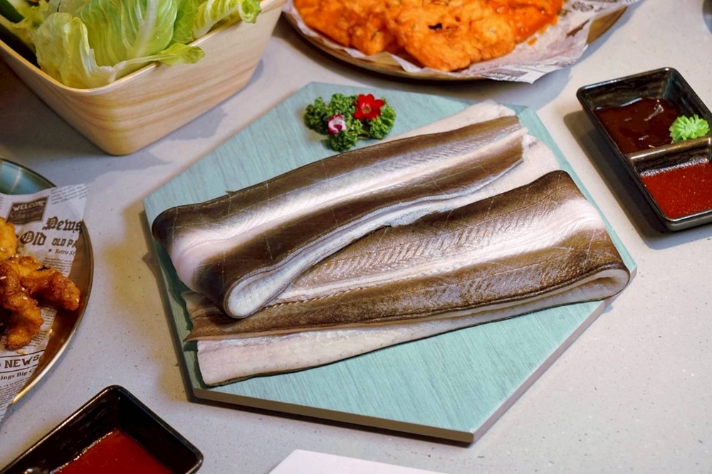台中烤鰻魚首選！爆紅韓式烤鰻魚名店鰻鰻烤插旗，韓式烤肉專人代烤一次吃。