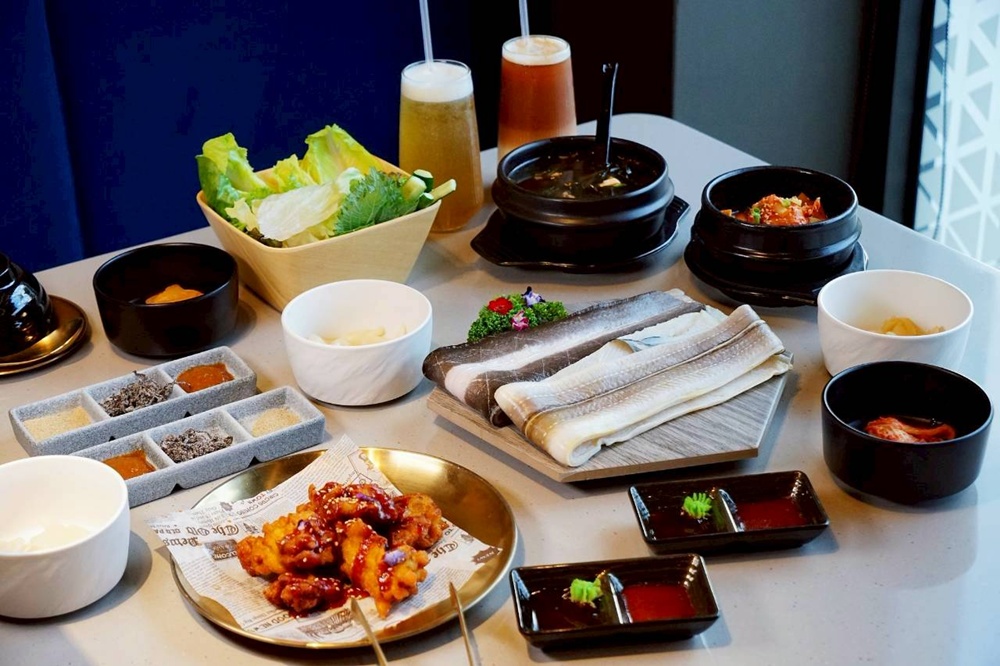 台中烤鰻魚首選！爆紅韓式烤鰻魚名店鰻鰻烤插旗，韓式烤肉專人代烤一次吃。