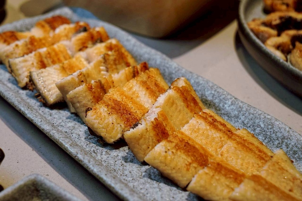 台中烤鰻魚首選！爆紅韓式烤鰻魚名店鰻鰻烤插旗，韓式烤肉專人代烤一次吃。