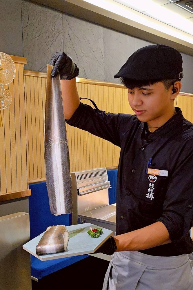台中烤鰻魚首選！爆紅韓式烤鰻魚名店鰻鰻烤插旗，韓式烤肉專人代烤一次吃。
