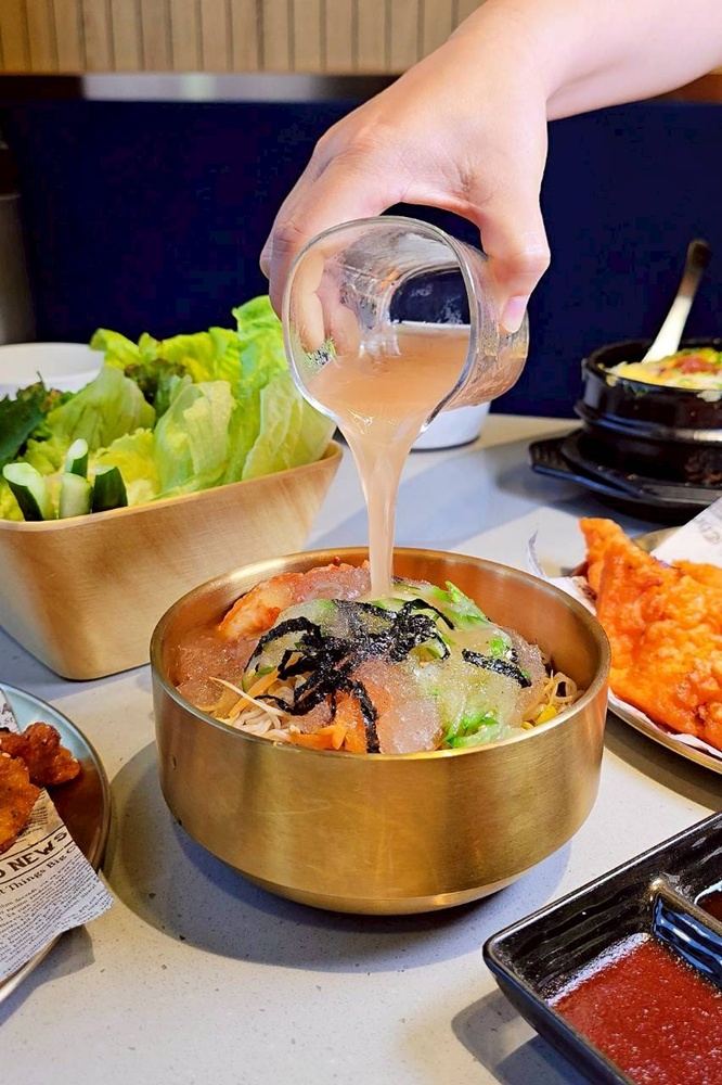 台中烤鰻魚首選！爆紅韓式烤鰻魚名店鰻鰻烤插旗，韓式烤肉專人代烤一次吃。