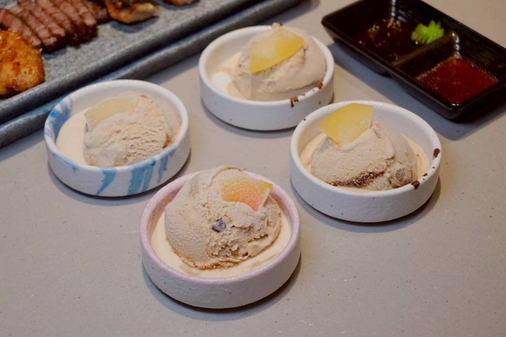 台中烤鰻魚首選！爆紅韓式烤鰻魚名店鰻鰻烤插旗，韓式烤肉專人代烤一次吃。