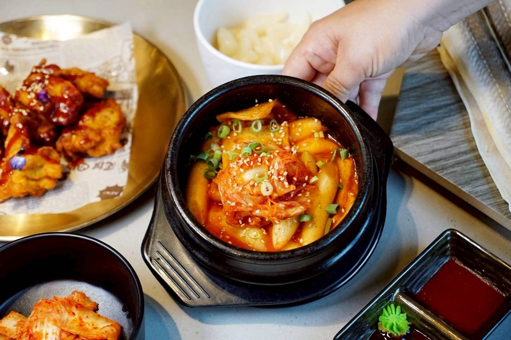 台中烤鰻魚首選！爆紅韓式烤鰻魚名店鰻鰻烤插旗，韓式烤肉專人代烤一次吃。