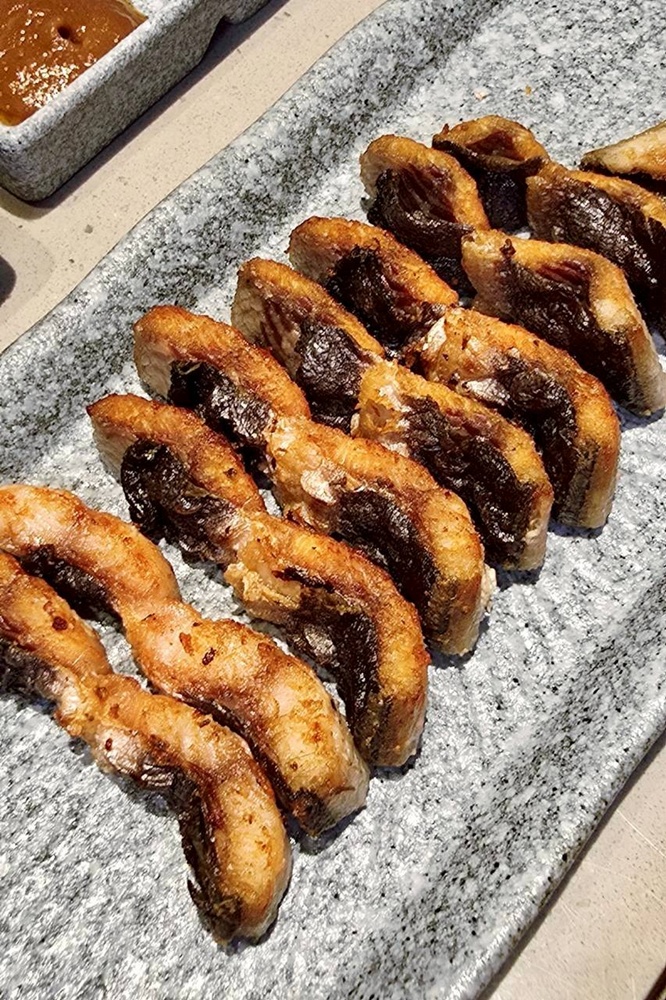 台中烤鰻魚首選！爆紅韓式烤鰻魚名店鰻鰻烤插旗，韓式烤肉專人代烤一次吃。