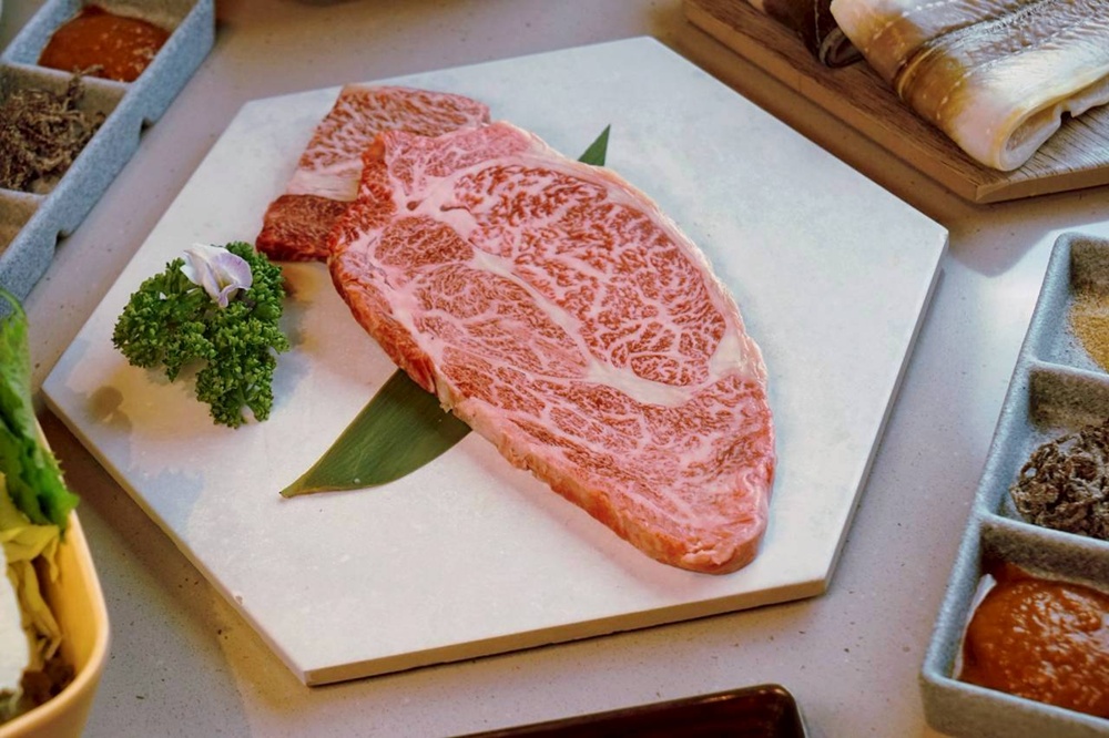 台中烤鰻魚首選！爆紅韓式烤鰻魚名店鰻鰻烤插旗，韓式烤肉專人代烤一次吃。