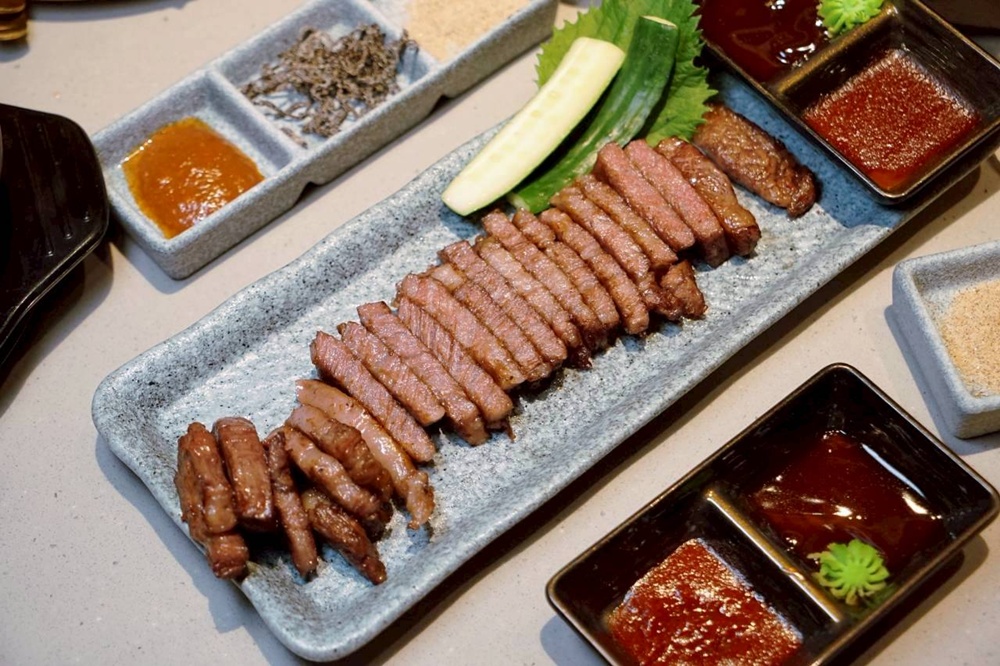 台中烤鰻魚首選！爆紅韓式烤鰻魚名店鰻鰻烤插旗，韓式烤肉專人代烤一次吃。