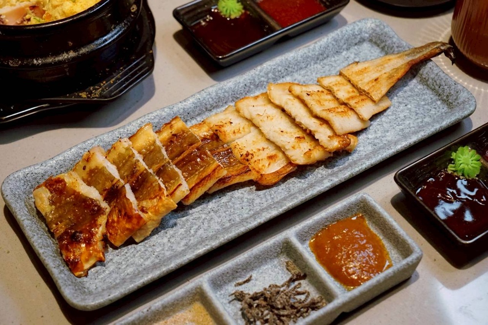 台中烤鰻魚首選！爆紅韓式烤鰻魚名店鰻鰻烤插旗，韓式烤肉專人代烤一次吃。