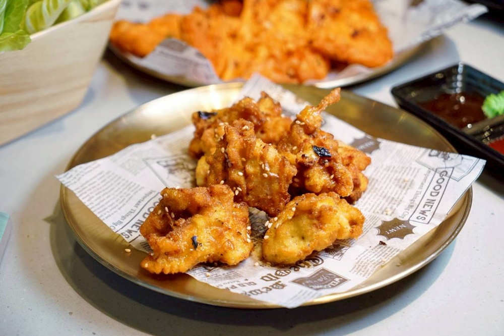 台中烤鰻魚首選！爆紅韓式烤鰻魚名店鰻鰻烤插旗，韓式烤肉專人代烤一次吃。