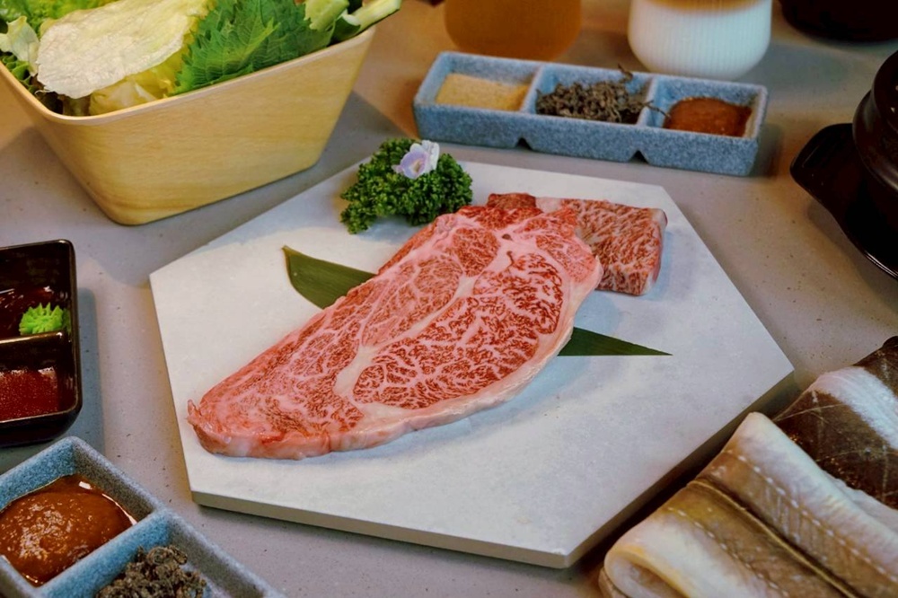 台中烤鰻魚首選！爆紅韓式烤鰻魚名店鰻鰻烤插旗，韓式烤肉專人代烤一次吃。