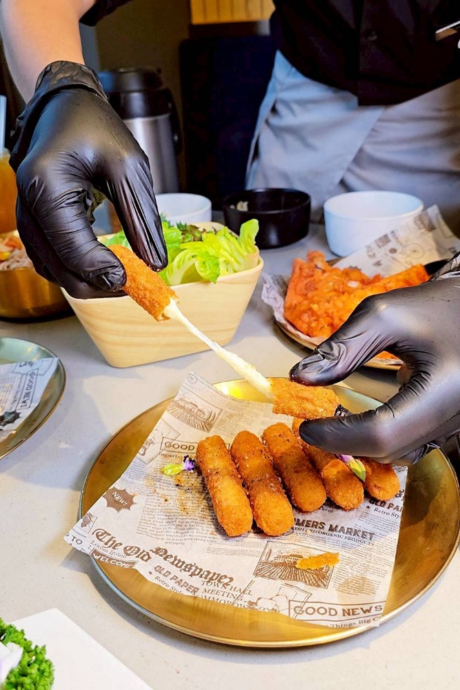 台中烤鰻魚首選！爆紅韓式烤鰻魚名店鰻鰻烤插旗，韓式烤肉專人代烤一次吃。