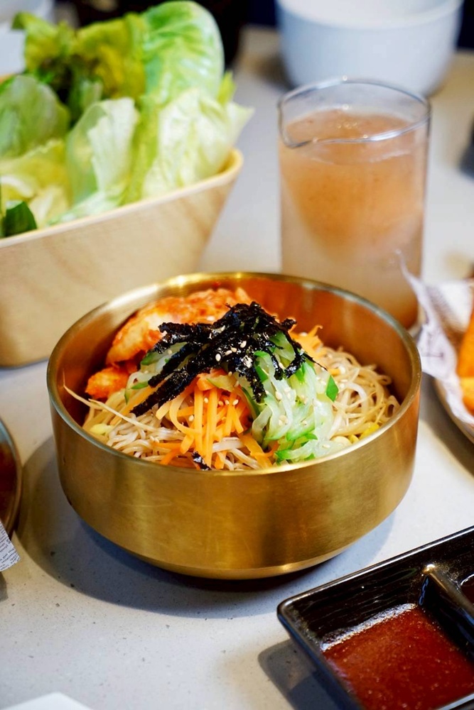 台中烤鰻魚首選！爆紅韓式烤鰻魚名店鰻鰻烤插旗，韓式烤肉專人代烤一次吃。