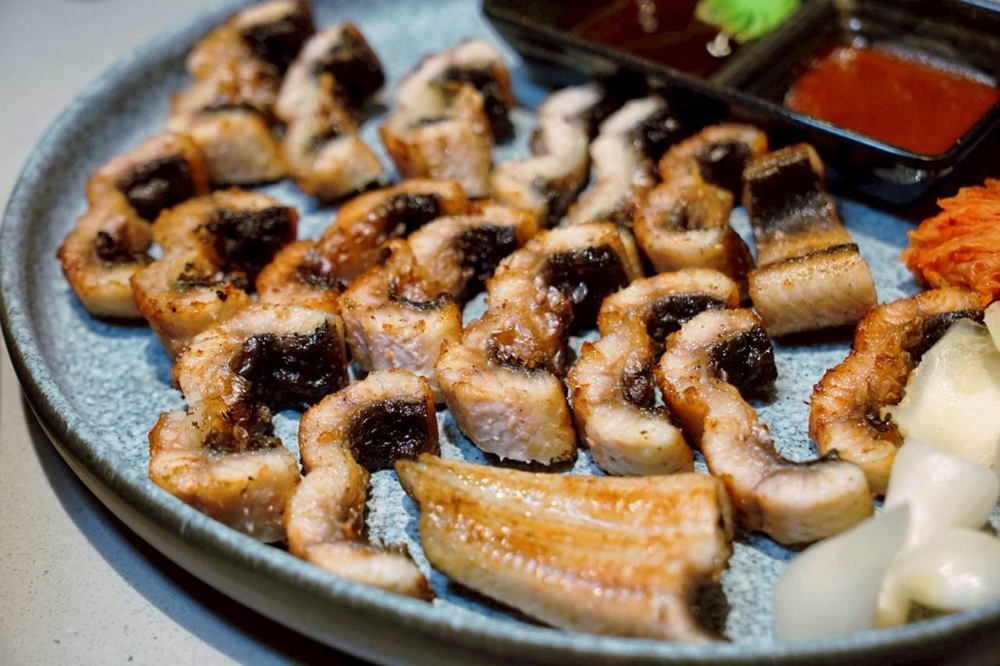 台中烤鰻魚首選！爆紅韓式烤鰻魚名店鰻鰻烤插旗，韓式烤肉專人代烤一次吃。