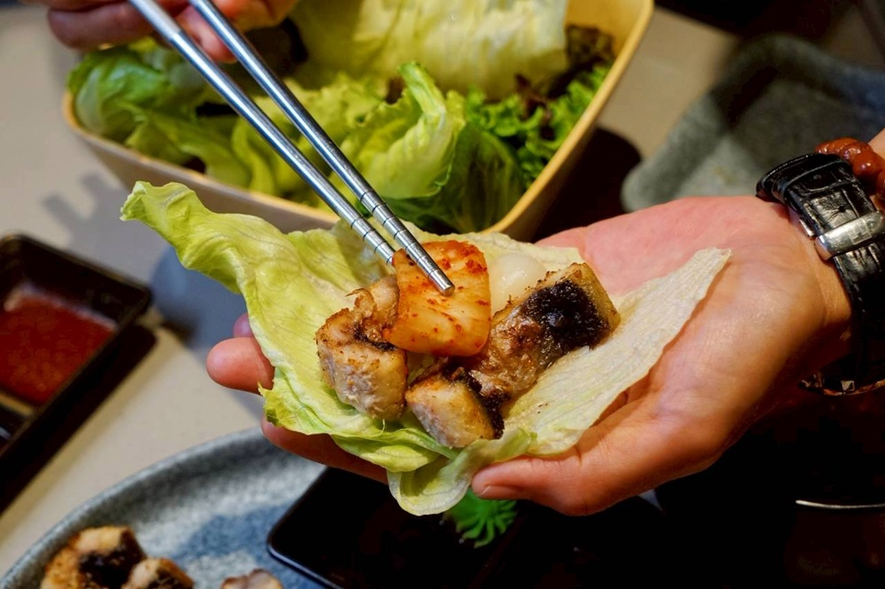 台中烤鰻魚首選！爆紅韓式烤鰻魚名店鰻鰻烤插旗，韓式烤肉專人代烤一次吃。