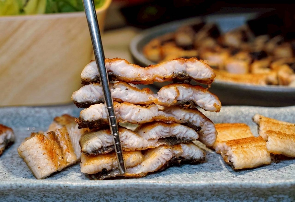 台中烤鰻魚首選！爆紅韓式烤鰻魚名店鰻鰻烤插旗，韓式烤肉專人代烤一次吃。