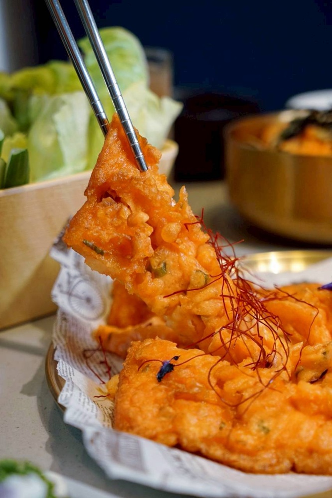 台中烤鰻魚首選！爆紅韓式烤鰻魚名店鰻鰻烤插旗，韓式烤肉專人代烤一次吃。