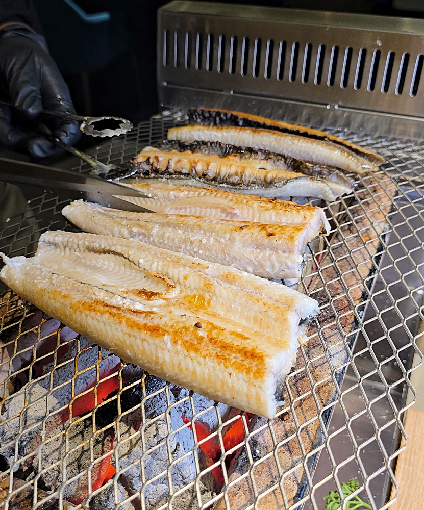 台中烤鰻魚首選！爆紅韓式烤鰻魚名店鰻鰻烤插旗，韓式烤肉專人代烤一次吃。