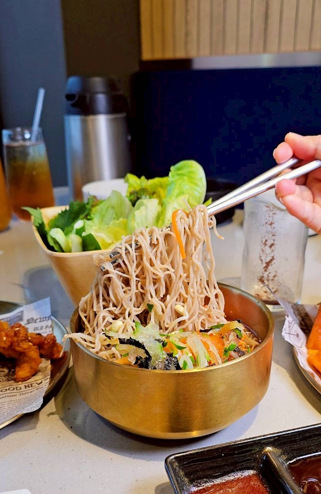 台中烤鰻魚首選！爆紅韓式烤鰻魚名店鰻鰻烤插旗，韓式烤肉專人代烤一次吃。