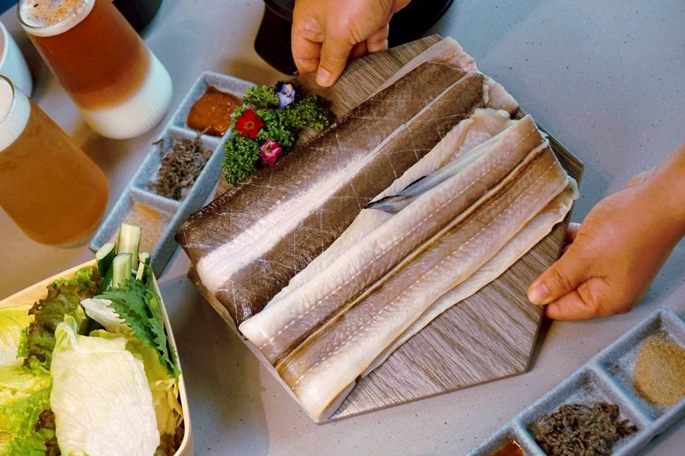 台中烤鰻魚首選！爆紅韓式烤鰻魚名店鰻鰻烤插旗，韓式烤肉專人代烤一次吃。