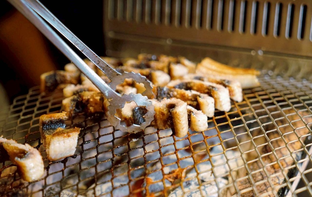 台中烤鰻魚首選！爆紅韓式烤鰻魚名店鰻鰻烤插旗，韓式烤肉專人代烤一次吃。