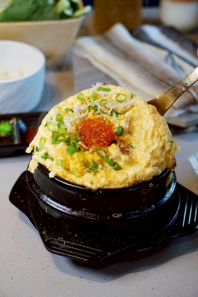 台中烤鰻魚首選！爆紅韓式烤鰻魚名店鰻鰻烤插旗，韓式烤肉專人代烤一次吃。