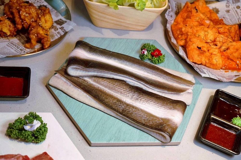 台中烤鰻魚首選！爆紅韓式烤鰻魚名店鰻鰻烤插旗，韓式烤肉專人代烤一次吃。