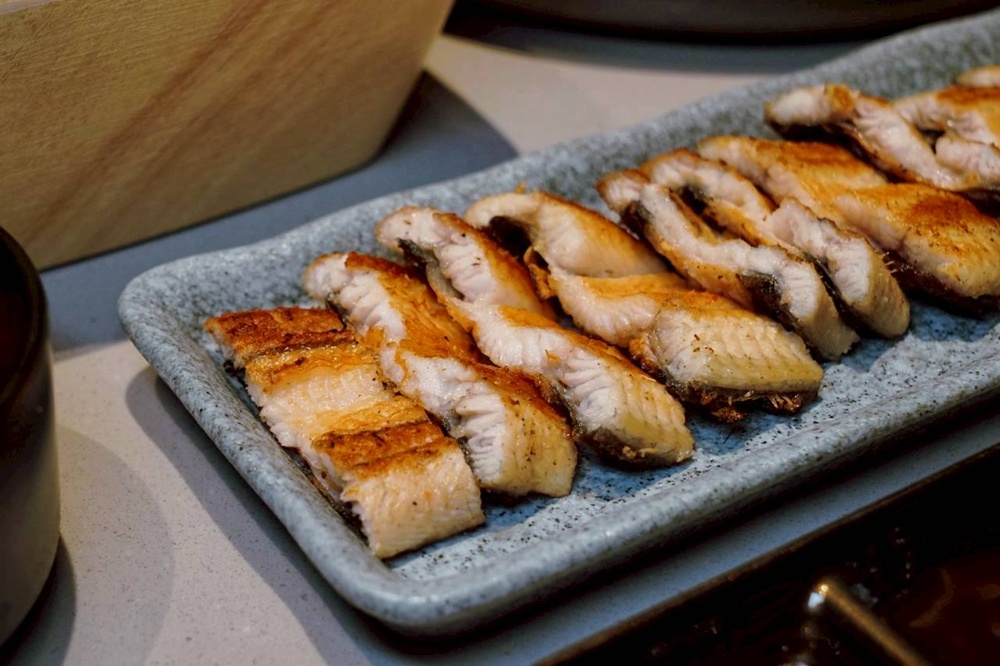 台中烤鰻魚首選！爆紅韓式烤鰻魚名店鰻鰻烤插旗，韓式烤肉專人代烤一次吃。