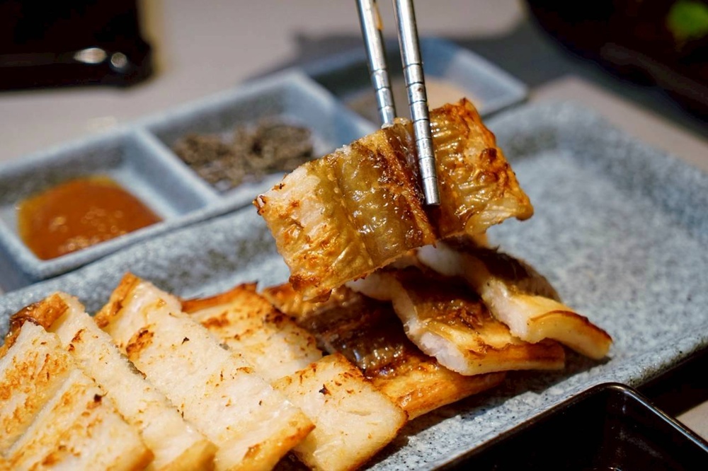 台中烤鰻魚首選！爆紅韓式烤鰻魚名店鰻鰻烤插旗，韓式烤肉專人代烤一次吃。