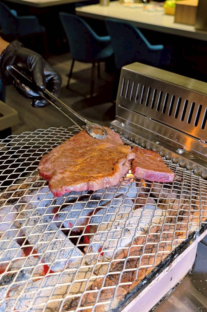 台中烤鰻魚首選！爆紅韓式烤鰻魚名店鰻鰻烤插旗，韓式烤肉專人代烤一次吃。