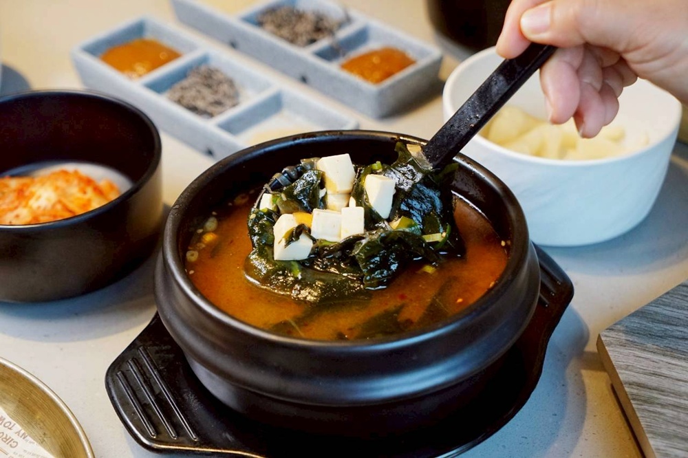 台中烤鰻魚首選！爆紅韓式烤鰻魚名店鰻鰻烤插旗，韓式烤肉專人代烤一次吃。