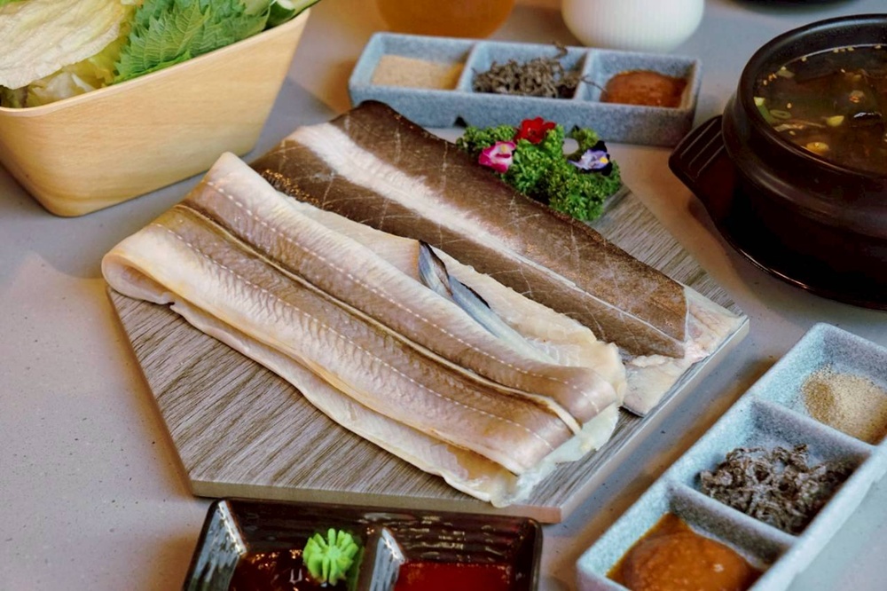 台中烤鰻魚首選！爆紅韓式烤鰻魚名店鰻鰻烤插旗，韓式烤肉專人代烤一次吃。