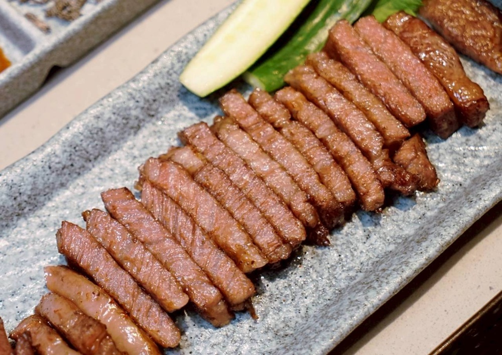 台中烤鰻魚首選！爆紅韓式烤鰻魚名店鰻鰻烤插旗，韓式烤肉專人代烤一次吃。