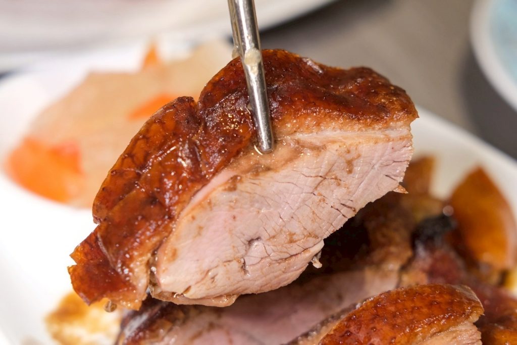 博物館裡吃港點！台中瀚熙軒茶餐廳明爐烤鴨銷魂多汁，送西洋博物館門票。