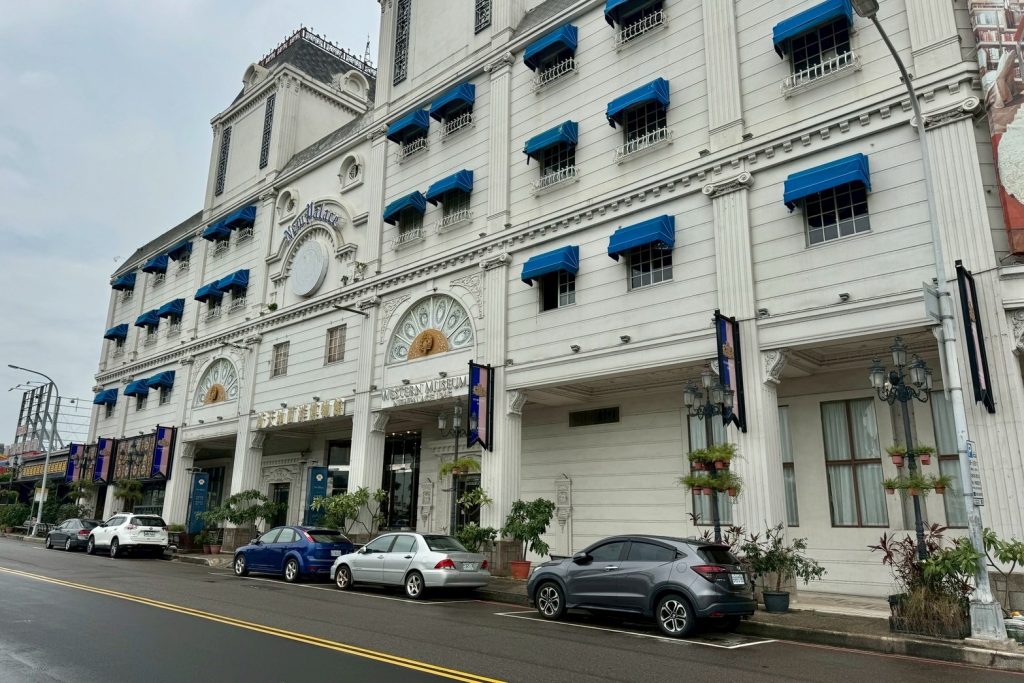 博物館裡吃港點！台中瀚熙軒茶餐廳明爐烤鴨銷魂多汁，送西洋博物館門票。