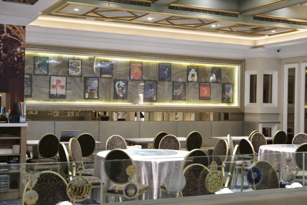 博物館裡吃港點！台中瀚熙軒茶餐廳明爐烤鴨銷魂多汁，送西洋博物館門票。