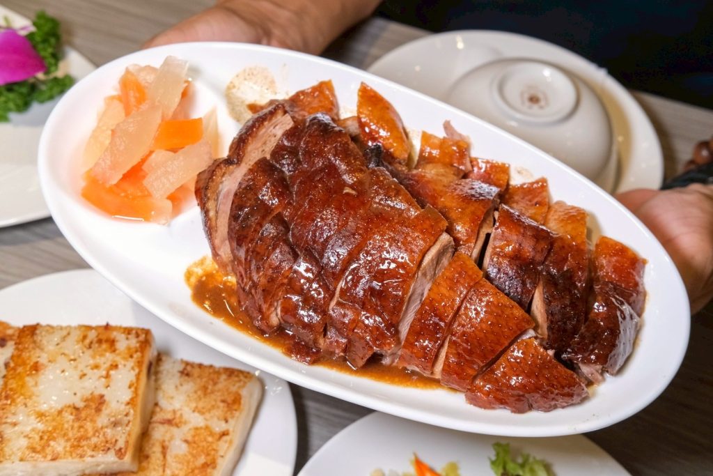 博物館裡吃港點！台中瀚熙軒茶餐廳明爐烤鴨銷魂多汁，送西洋博物館門票。