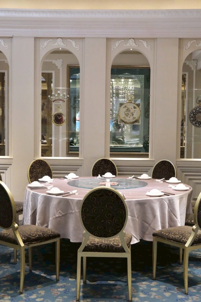 博物館裡吃港點！台中瀚熙軒茶餐廳明爐烤鴨銷魂多汁，送西洋博物館門票。