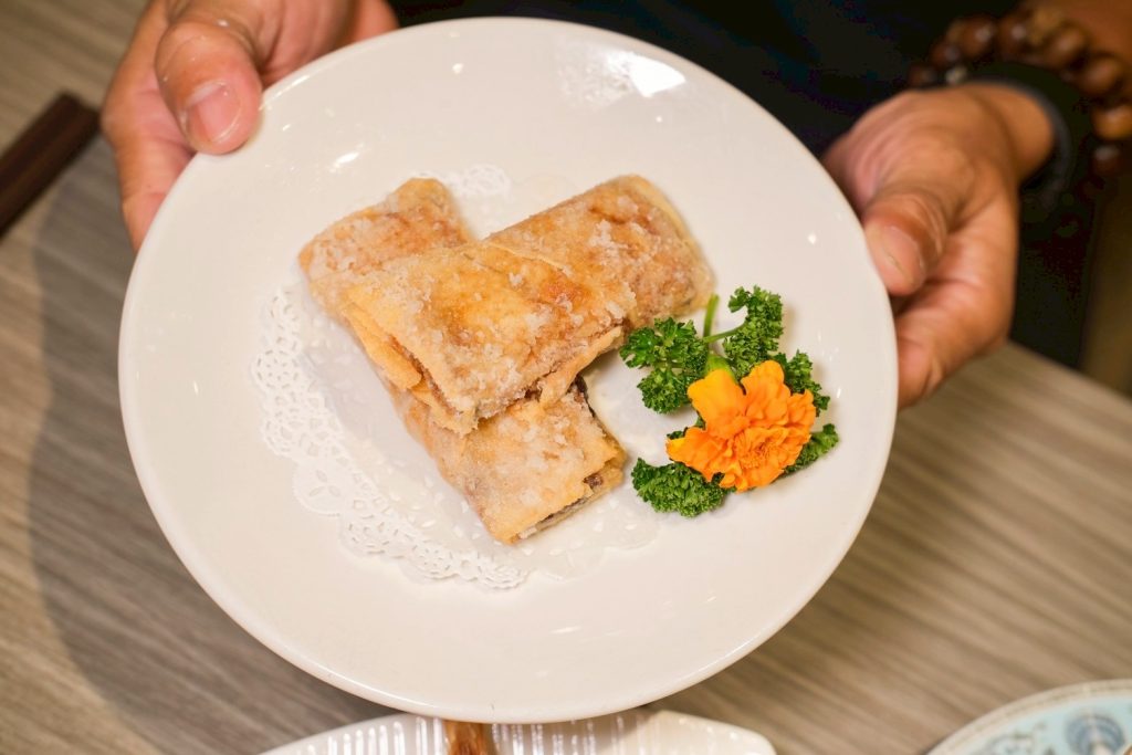 博物館裡吃港點！台中瀚熙軒茶餐廳明爐烤鴨銷魂多汁，送西洋博物館門票。