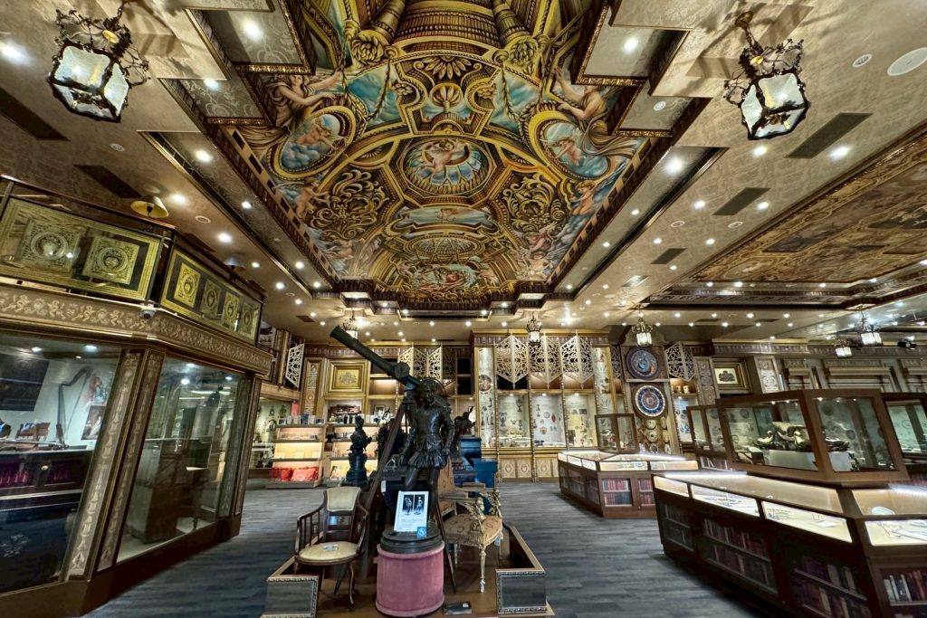 博物館裡吃港點！台中瀚熙軒茶餐廳明爐烤鴨銷魂多汁，送西洋博物館門票。